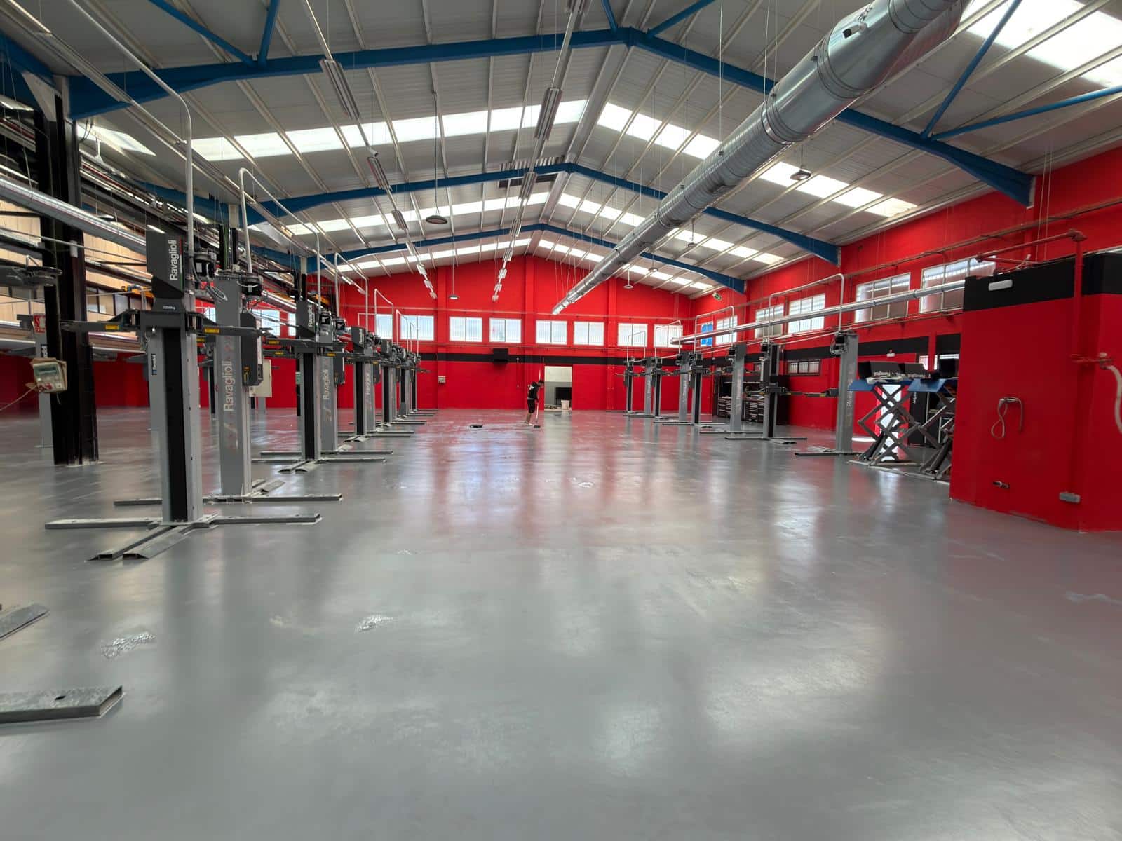 Interior del taller Dasercars de Barcelona con zona de elevadores y diagnosis