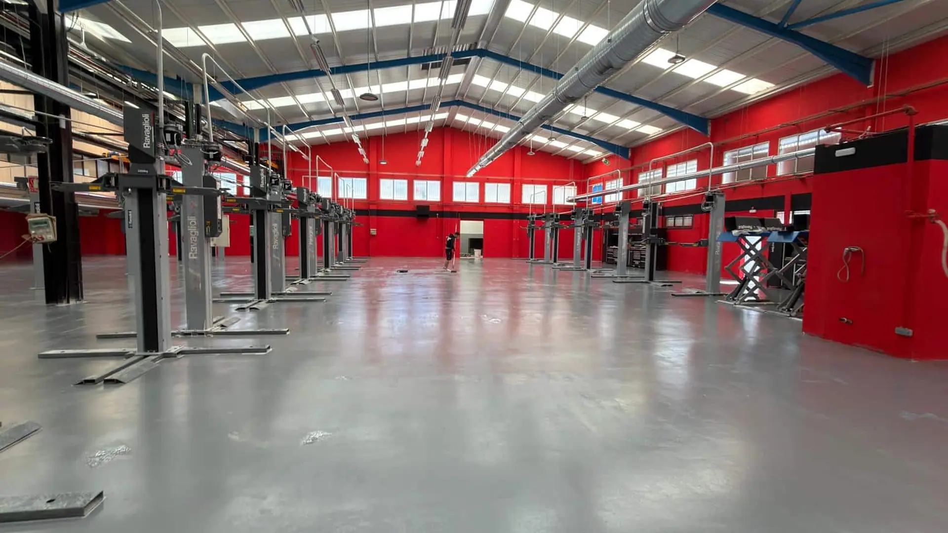 Interior de un taller mecánico con elevadores